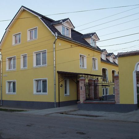 Pensiunea Poarta Oilor Gîrbova Exterior foto