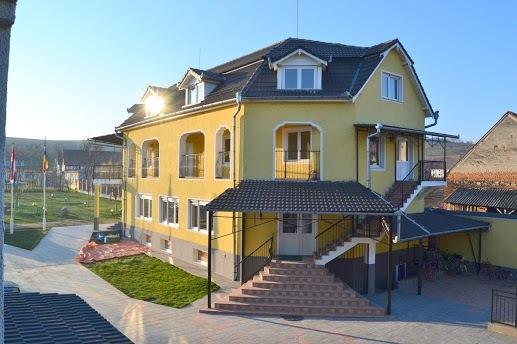 Pensiunea Poarta Oilor Gîrbova Exterior foto