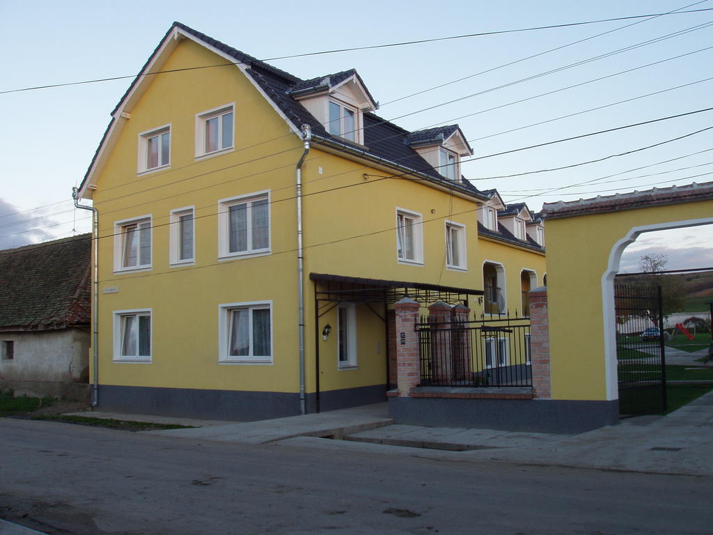 Pensiunea Poarta Oilor Gîrbova Exterior foto
